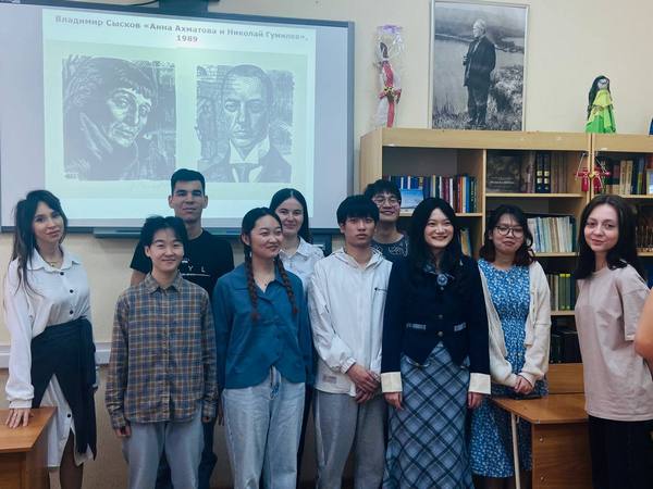 Иностранные студенты нарисовали Анну Ахматову: репортаж с круглого стола, посвященного 135-летию со дня рождения поэтессы