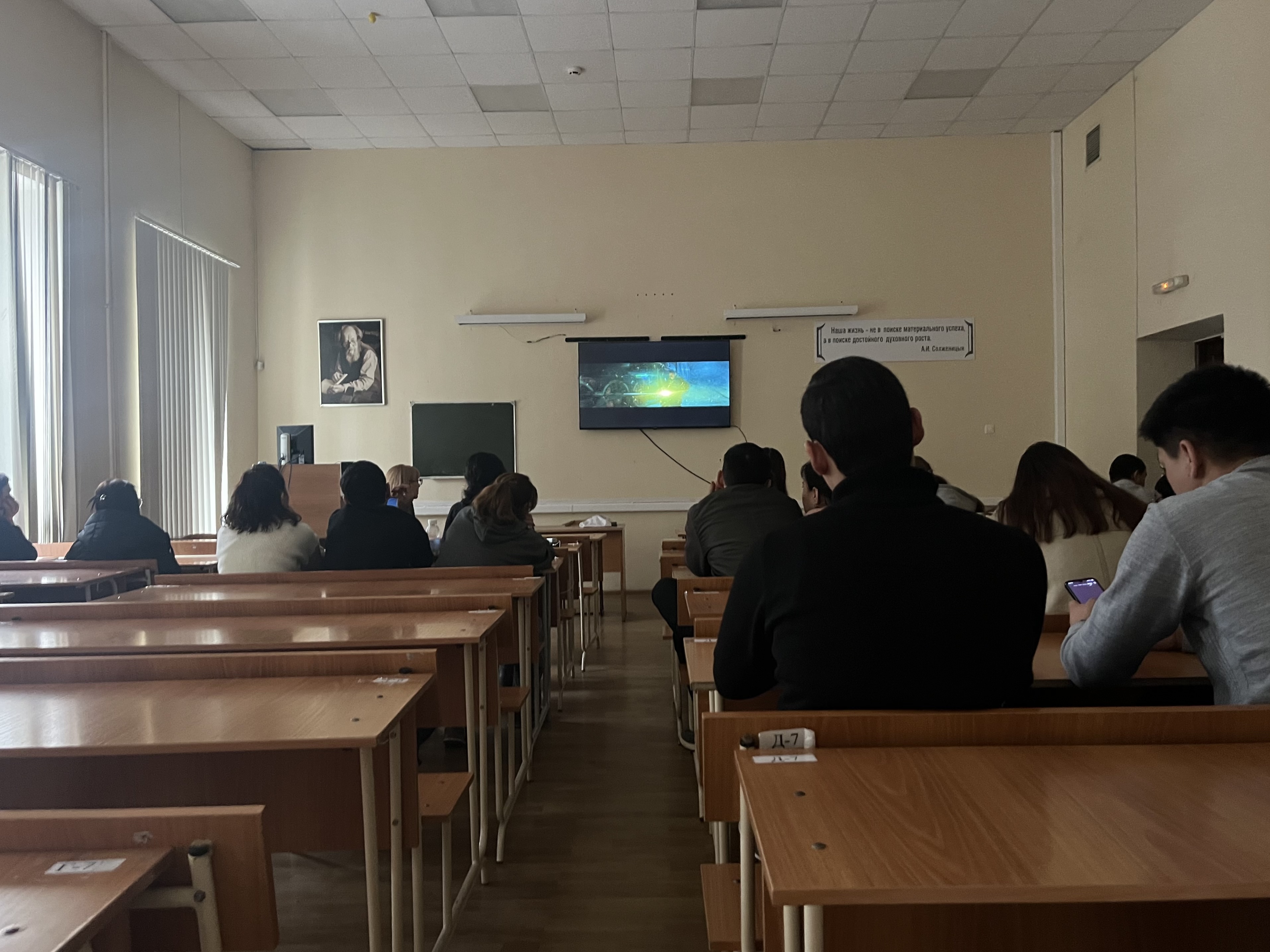 Экспресс «Владивосток-Москва» сквозь эпоху: кинопоказ в честь 23 февраля объединил иностранных студентов