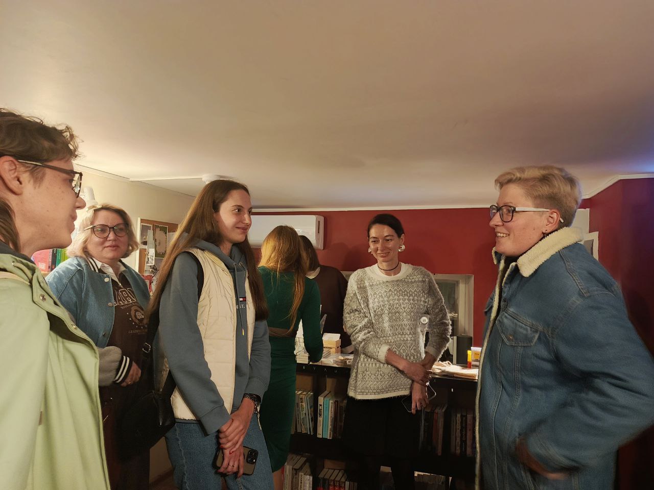 «Слово-на-Дону 2025»: комикс — от древнеримских колонн и католических витражей до плакатов Маяковского и поп-артов Энди Уорхола